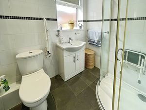 Shower room- click for photo gallery